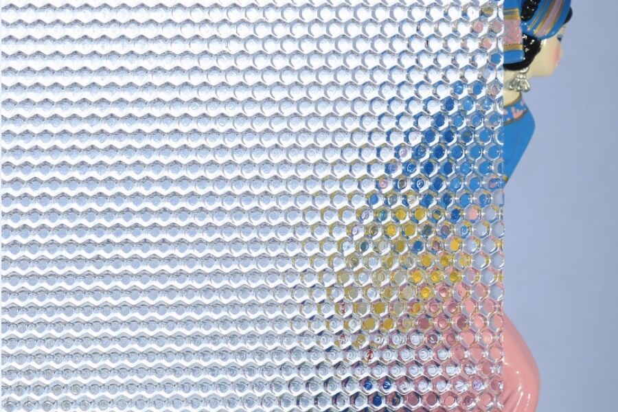 Ultra Clear gemstone 压花玻璃是一种经过特殊压制工艺生产而成的单面或双面带有凹凸花纹的半透明装饰性平板玻璃,其特有的装饰性一方面可以透过光线,充分采光,另一方面又能有效限制和阻止清晰透视,起到良好的美观和隐秘效果。 青岛BG大游已建成中国自动化程度较高,规模较大、产品齐全的压花玻璃生产供应基地。压延类玻璃分为普白压花玻璃、超白压花玻璃、中夹丝玻璃、硼硅玻璃四大系列产品。 一、普白压花玻璃、超白压花玻璃 产品特