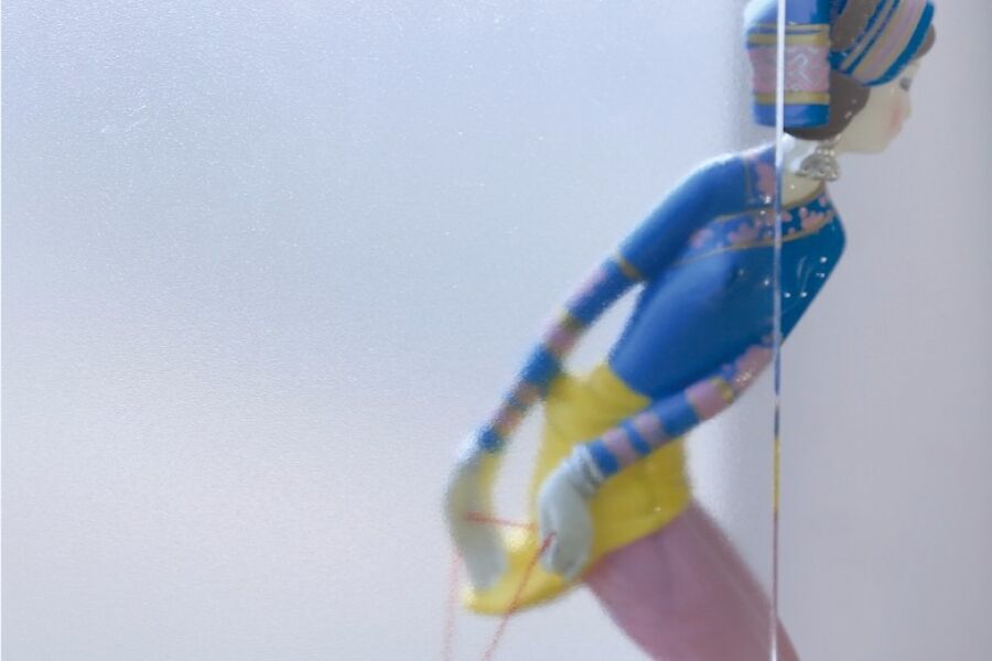 Ultra Clear Non Glare 压花玻璃是一种经过特殊压制工艺生产而成的单面或双面带有凹凸花纹的半透明装饰性平板玻璃,其特有的装饰性一方面可以透过光线,充分采光,另一方面又能有效限制和阻止清晰透视,起到良好的美观和隐秘效果。 青岛BG大游已建成中国自动化程度较高,规模较大、产品齐全的压花玻璃生产供应基地。 压延类玻璃分为普白压花玻璃、超白压花玻璃、中夹丝玻璃、硼硅玻璃四大系列产品。 一、普白压花玻璃、超白压花玻璃