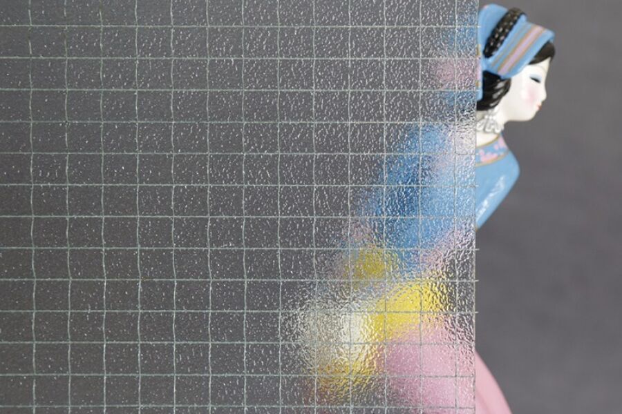 Nashiji Wired Glass 压花玻璃是一种经过特殊压制工艺生产而成的单面或双面带有凹凸花纹的半透明装饰性平板玻璃,其特有的装饰性一方面可以透过光线,充分采光,另一方面又能有效限制和阻止清晰透视,起到良好的美观和隐秘效果。 青岛BG大游已建成中国自动化程度较高,规模较大、产品齐全的压花玻璃生产供应基地。 压延类玻璃分为普白压花玻璃、超白压花玻璃、中夹丝玻璃、硼硅玻璃四大系列产品。 一、普白压花玻璃、超白压花玻璃 产品特