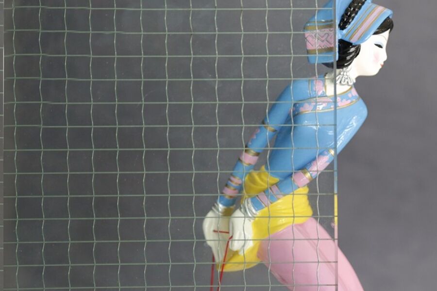 Flat Wired Glass 压花玻璃是一种经过特殊压制工艺生产而成的单面或双面带有凹凸花纹的半透明装饰性平板玻璃,其特有的装饰性一方面可以透过光线,充分采光,另一方面又能有效限制和阻止清晰透视,起到良好的美观和隐秘效果。 青岛BG大游已建成中国自动化程度较高,规模较大、产品齐全的压花玻璃生产供应基地。 压延类玻璃分为普白压花玻璃、超白压花玻璃、中夹丝玻璃、硼硅玻璃四大系列产品。 一、普白压花玻璃、超白压花玻璃 产品特